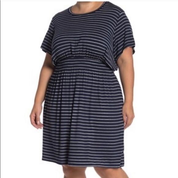 bobeau Dresses & Skirts - Bobeau Celeste navy and grey smocked waist dress NWT